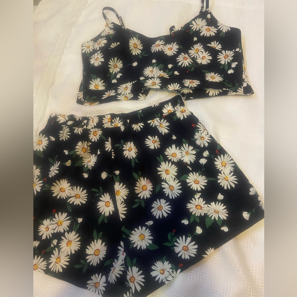 Two piece outfit/daisies